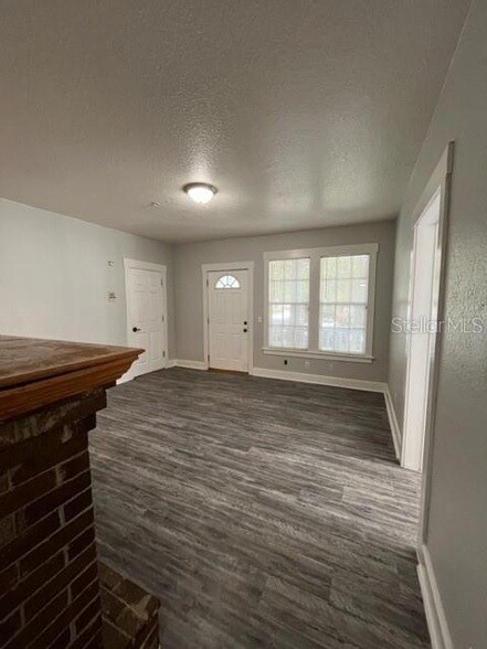 Building Photo - 644 4th Ave S