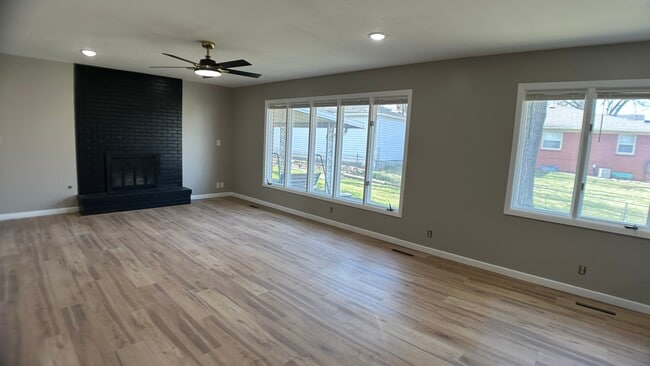 Building Photo - 205 Lakewood Dr