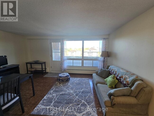 Photo du bâtiment - 915-915 Elmsmere Rd