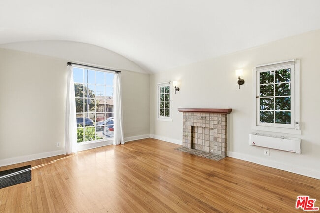 Foto del edificio - 7261 Waring Ave