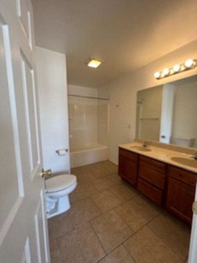 Foto del edificio - 16298 Holy Cross Ln