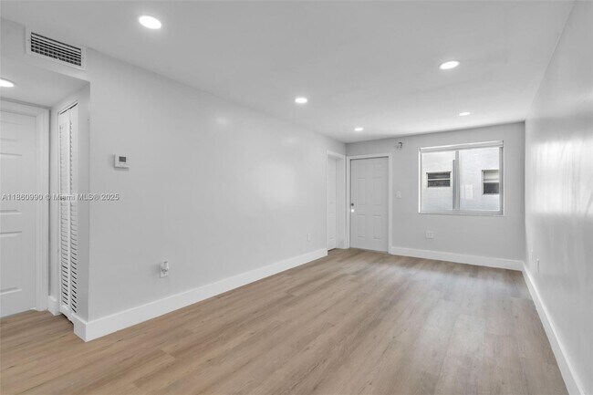 Foto del edificio - 560 NE 63rd St