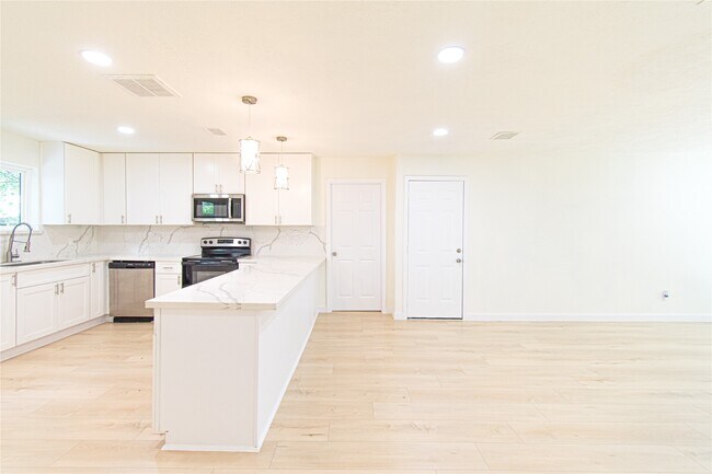 Building Photo - 13619 Elm Ct