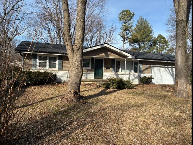 Building Photo - Very spacious 4 bedroom, 2 bath home in Kickapoo Schools! This will go fast!