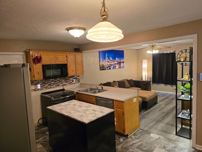 Building Photo - Pet Friendly Three Bedroom with Bonus!