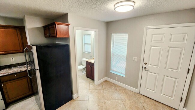 Building Photo - 2 Bedroom 2.5 Bath