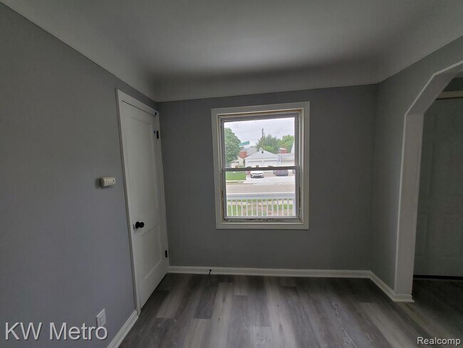 Foto del edificio - 22344 Firwood Ave