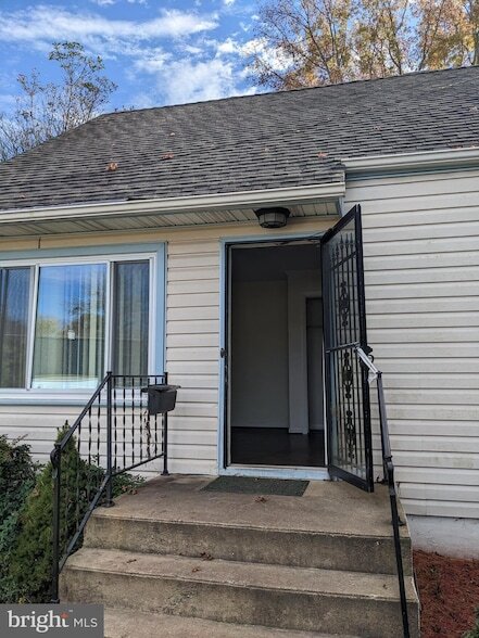 Primary Photo - 137 Holden Dr