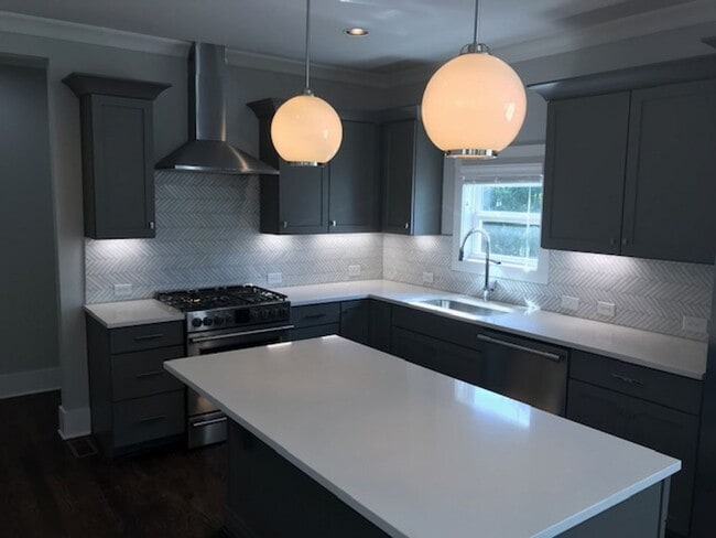 Building Photo - 1104A W Grove Ave