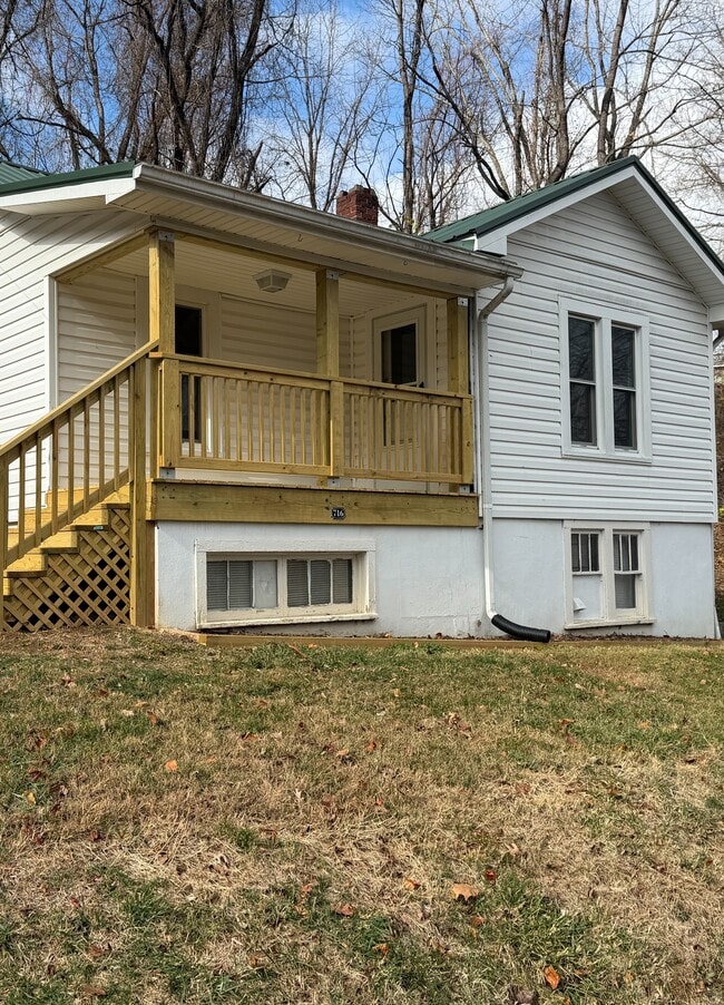 Building Photo - 716 Park Lane