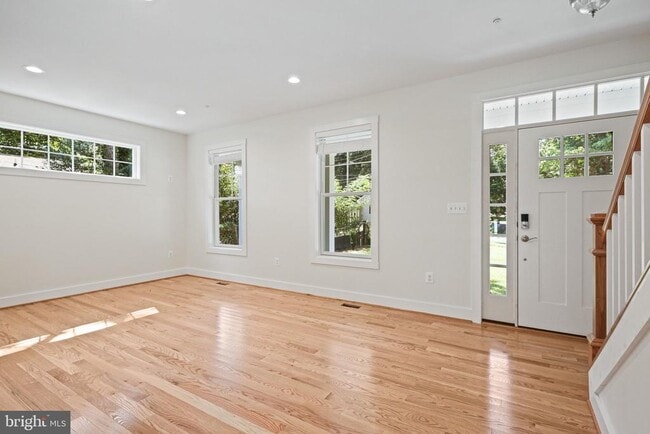 Building Photo - 922 Waterview Dr