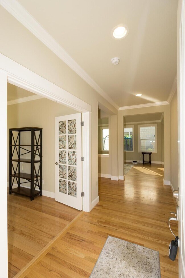 Building Photo - 4 bedroom in Newcastle WA 98059
