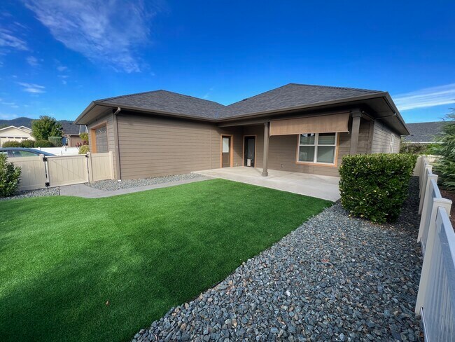 Building Photo - 449 Eagle Rock Dr