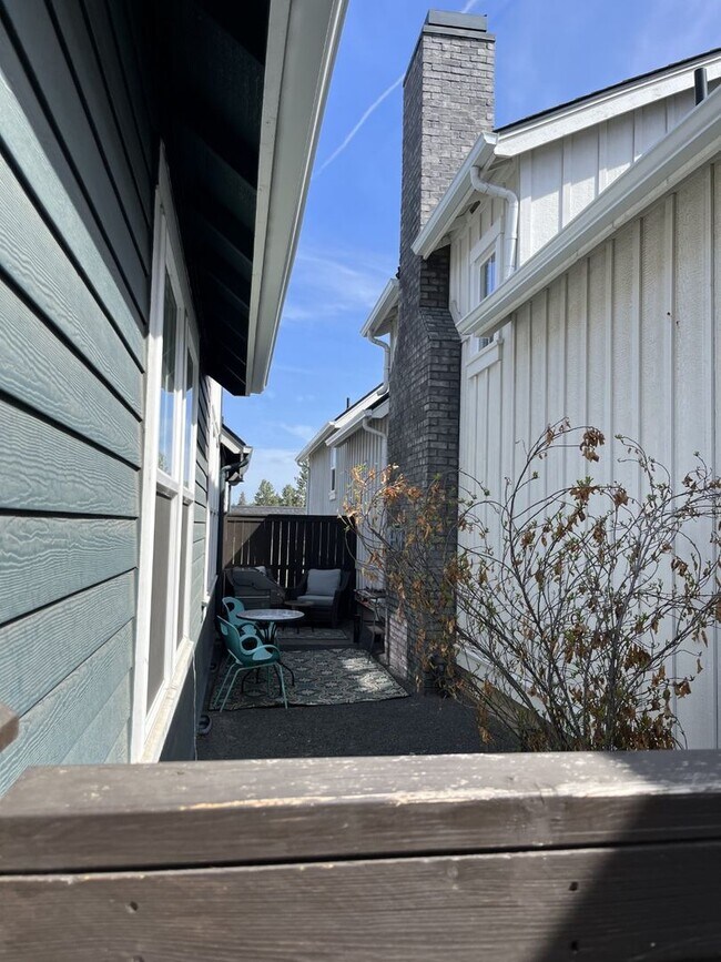 Building Photo - FOR RENT - All Inclusive Owner pays utilities - Furnished 3 bed, 2 bath NorthWest Crossing Townhome
