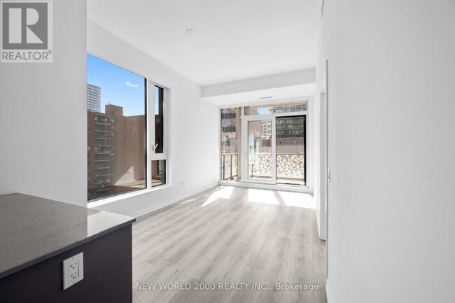 Building Photo - 101-101 Roehampton Ave