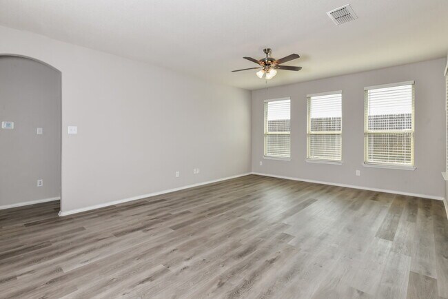 Foto del edificio - 8225 Spruce Meadows Dr
