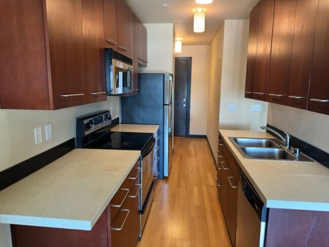 Building Photo - Ideally Located Seattle Open 1 Bed Unit w/ Breathtaking Views!