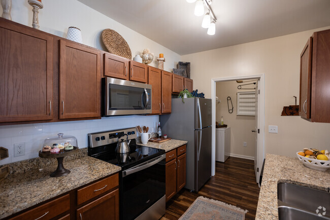 2BR, 2BA - 1,047SF - Kitchen - Commonwealth at 31