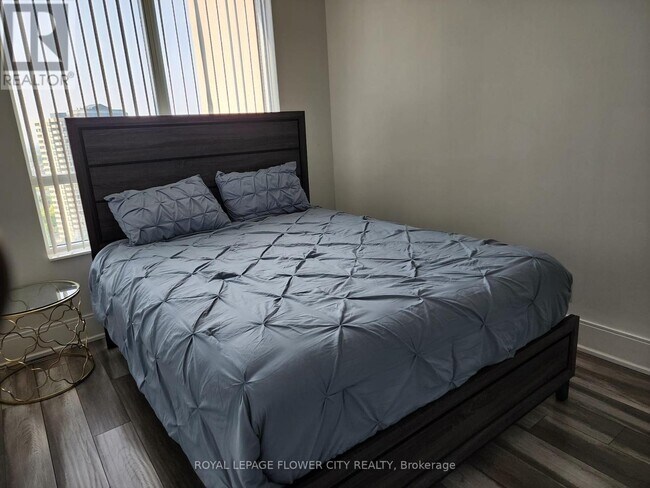 Photo du bâtiment - 330-1330 Burnhamthorpe Rd W