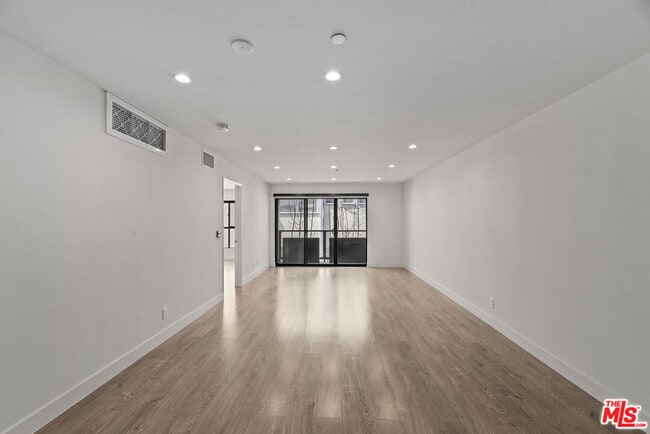 Foto del edificio - 725 N Alfred St