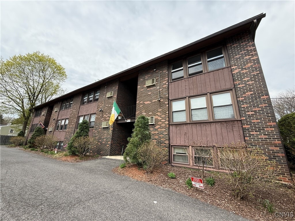 Primary Photo - 120 Hasbrouck St