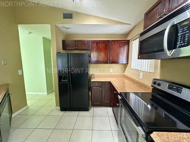 Building Photo - Charming 2BR 2BA Home w/  Full Appliance Suite • Fenced Yard • Driveway Parking in Miramar