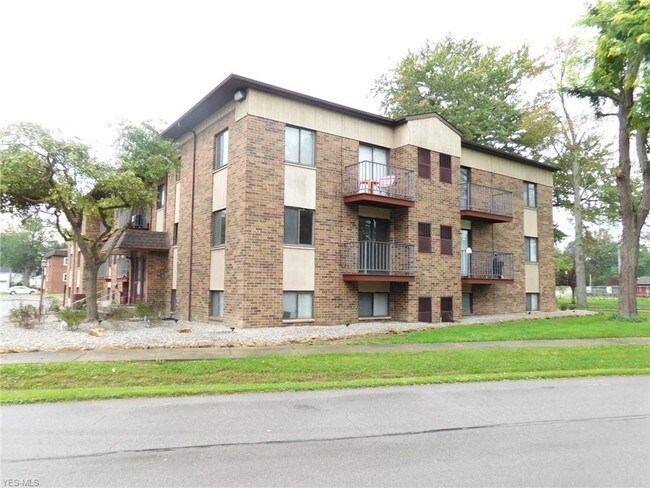 Building Photo - 1860 Mahoning Ct NW