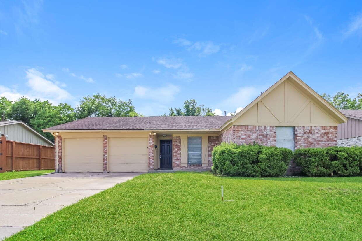 Primary Photo - 15119 Bathurst Dr