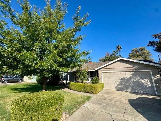 Foto del edificio - Stunning 3-bedroom, 2-bathroom home with a bonus room/office!