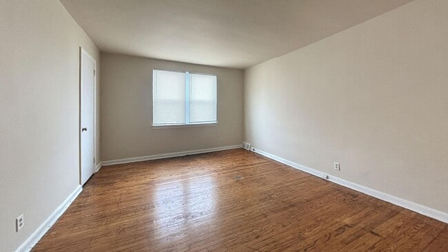 Building Photo - 208 E Albanus St