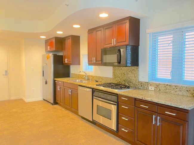 Building Photo - Open Floorplan Condo in Downtown High-Rise