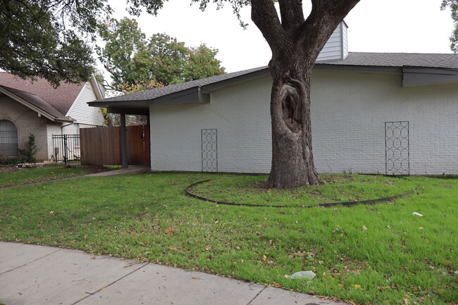 Welcome home, with great shade and views in the front - 13559 Red Fern Ln