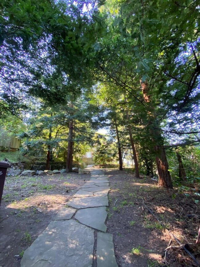 Building Photo - 2 bedroom in Oakland CA 94611