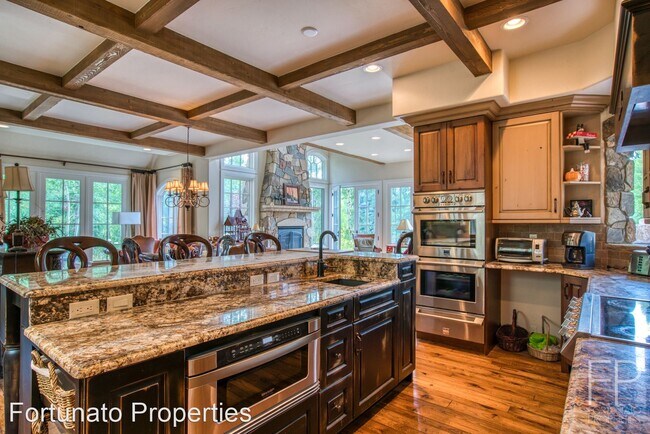 Building Photo - 5 br, 6 bath House - 94 Sunbeam Dr.