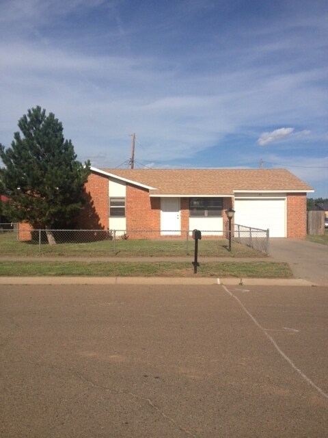 Building Photo - Near Hospital and Sandia Elementary Pets Allowed