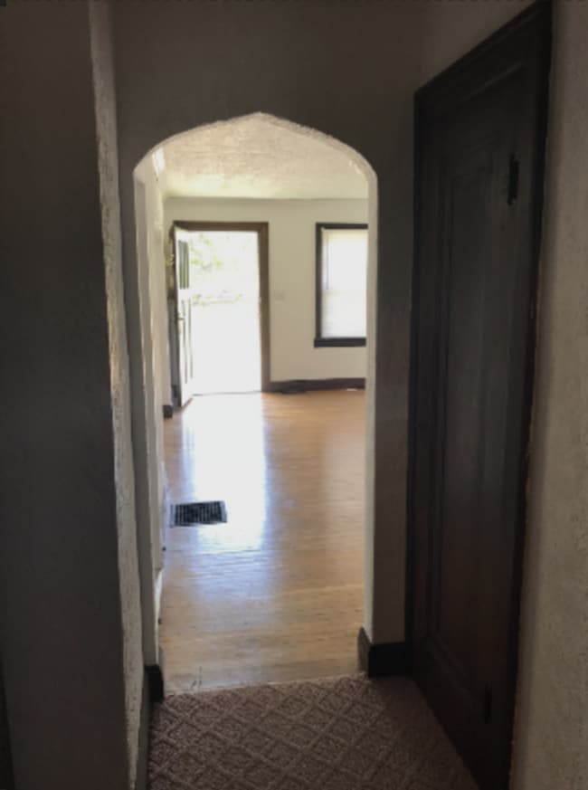 Building Photo - 402 S Eagleson Ave