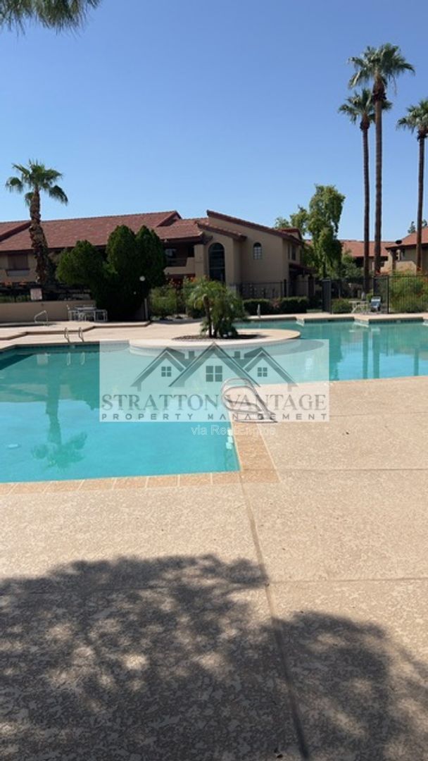 Foto del edificio - 1351 N Pleasant Dr