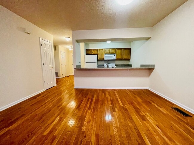Building Photo - Updated Duplex for Rent