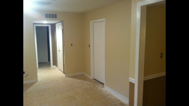 Building Photo - 1100 Skyland Dr Unit K-6