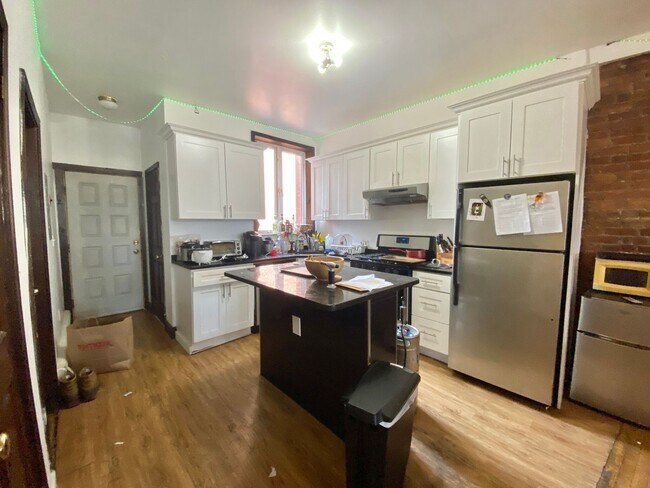 Building Photo - Gigantic five bedroom