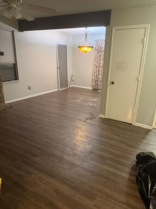 Foto del edificio - Great 3 Bedroom & 2 Full Baths In GREAT KU Med Area Location