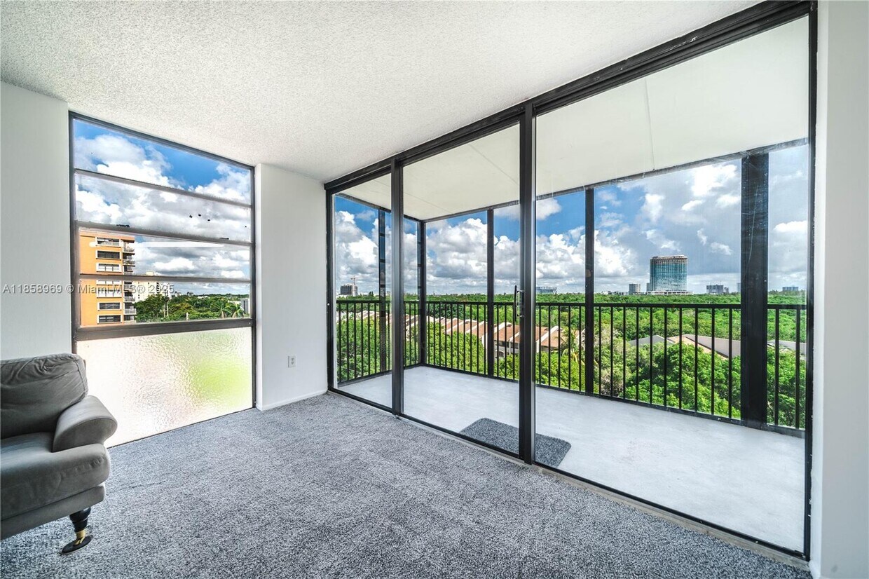 Foto principal - 2500 NE 135th St