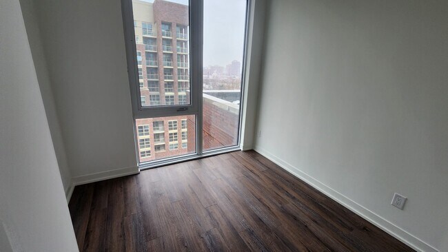 Photo du bâtiment - 1808 St Clair Av W