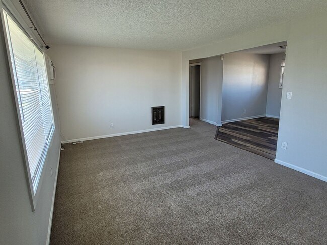 Foto del edificio - House with Full Basement