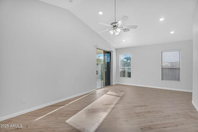 Building Photo - 841 E Lovegrass Dr