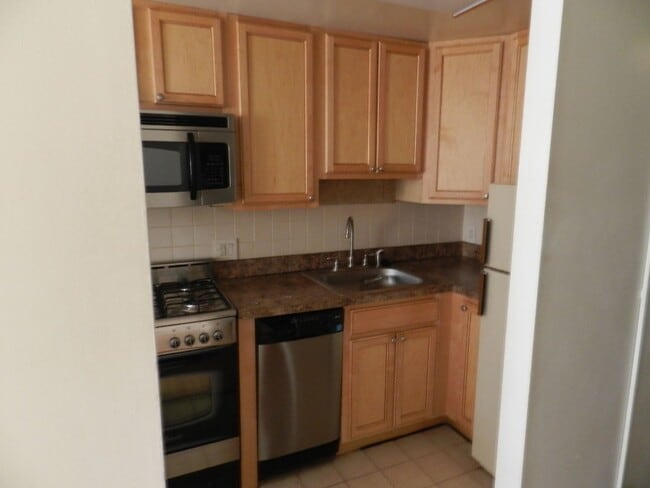 Photo - Roomy Bi-Level 2BR/2BA w/ In-Unit W/D in Washington Square West! Apartment