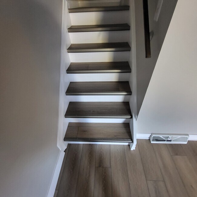 Photo du bâtiment - NEWLY RENOVATED 3BD IN HYDE PARK