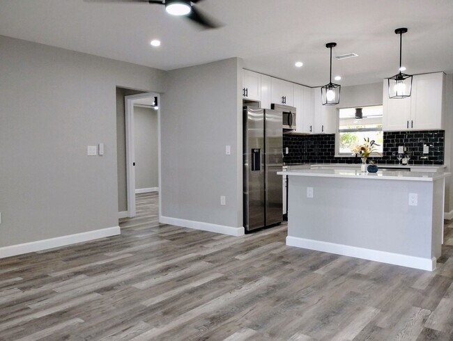 Foto del edificio - Annual Unfurnished 3 Bedroom 2 Bath Single...