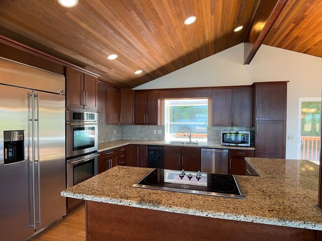 Building Photo - Stunning Redondo Home with Puget Sound View!
