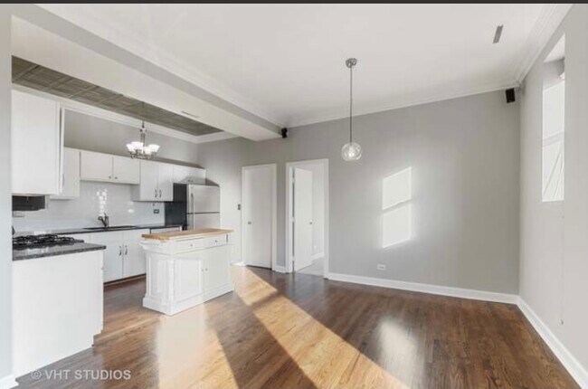 Building Photo - 711 N Hoyne Ave